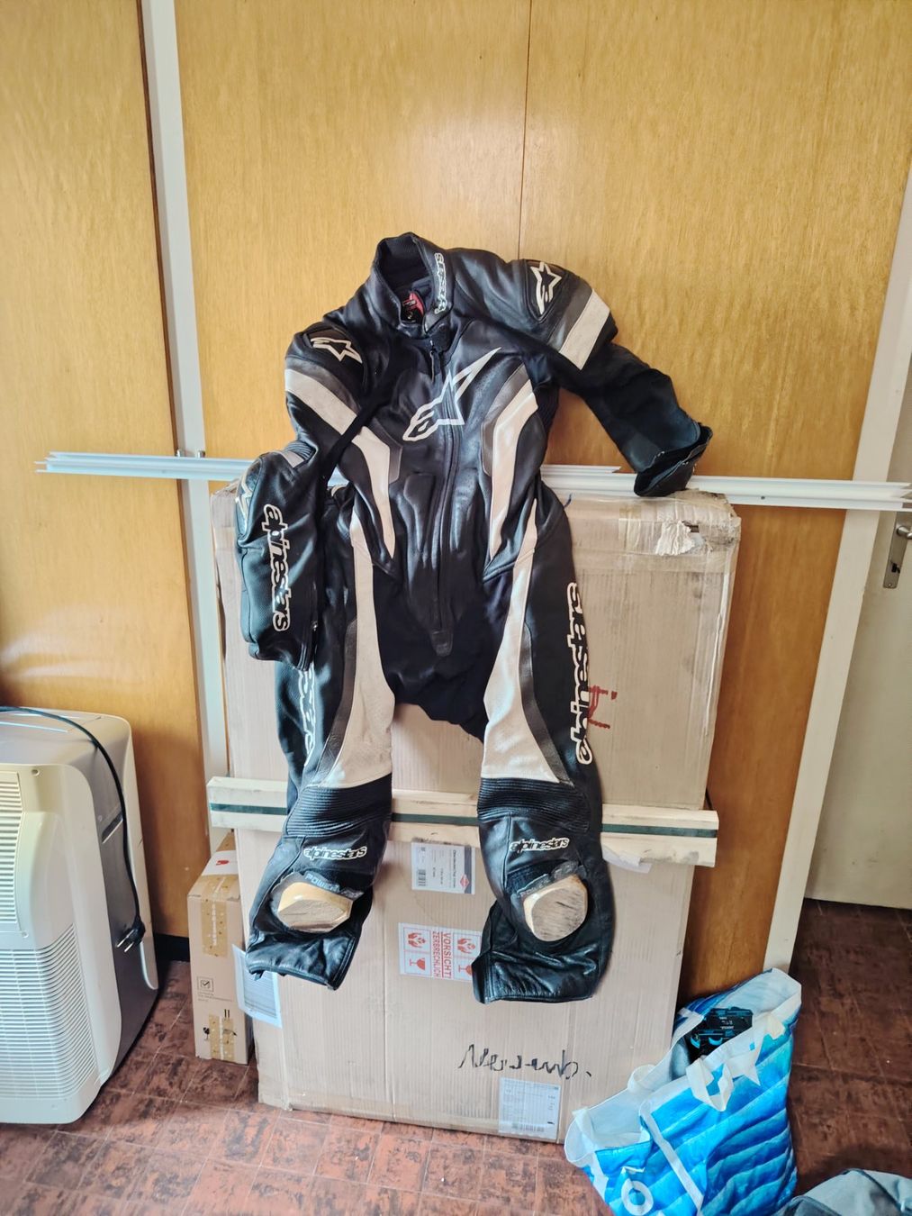 Lots de vêtements: Combinaison cuir Alpinestars – D'occasion à Neuchâtel par Mitchi28