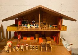 Holz-Puppenhaus mit diversem Zubehör