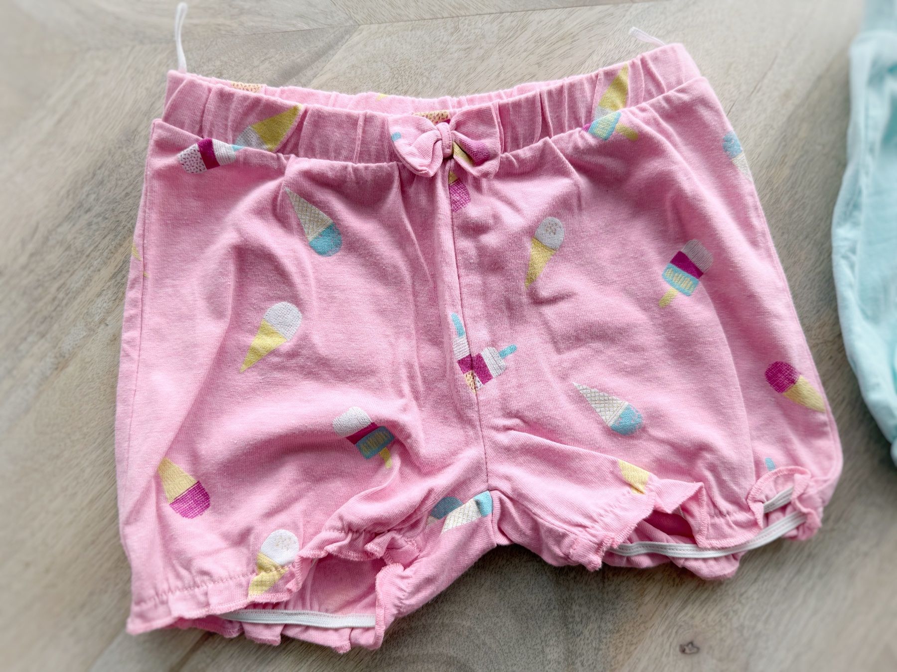 H&M Pantaloni: 2 Baumwoll-Shorts Mädchen Gr. 86 von C&A – Usato da Eggenwil venduto da Lissi82 1
