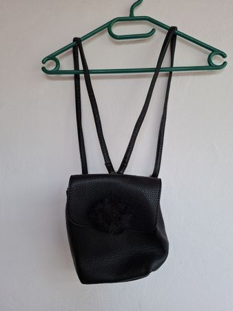 Schöner kleiner Rucksack in Schwarz mit Bommel, Top!