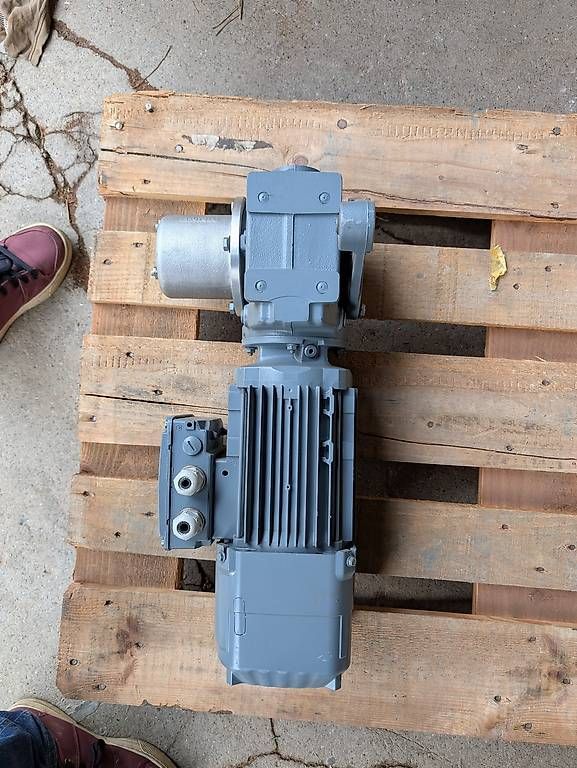 Sew-Eurodrive  Motori: Getriebemotoren SEW SH47/T DRN80M4 / BE05 – Nuovo (secondo la descrizione) da Fraubrunnen venduto da Messer11 2
