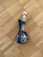 Glasflasche mit Lederhalterung und Zapfen
