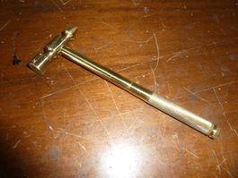Ancien marteau en laiton / Hammer