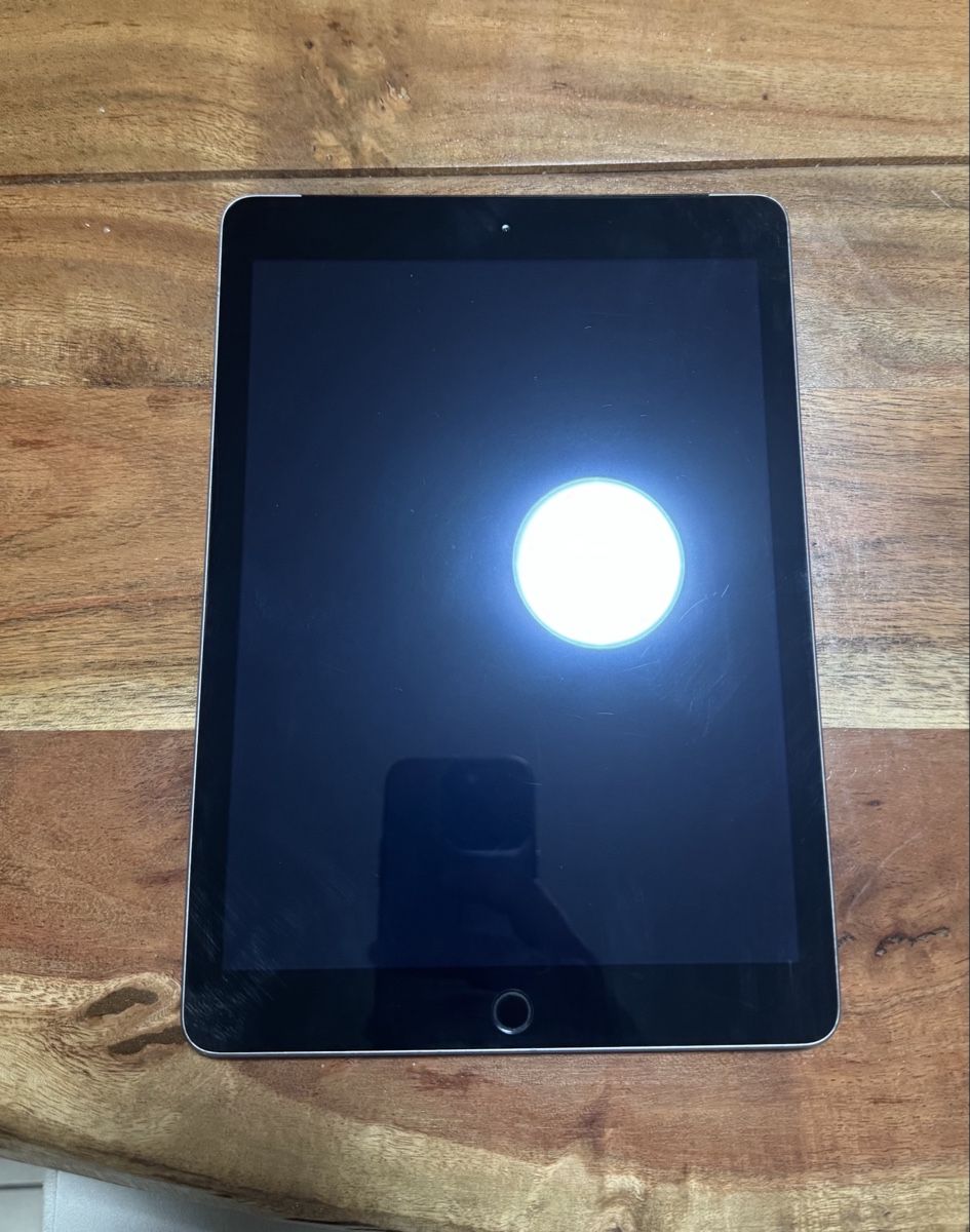 Apple Tablet PC: iPad 5ᵉ génération – 128 Go – Usato da Bulle venduto da rmv_qsw7