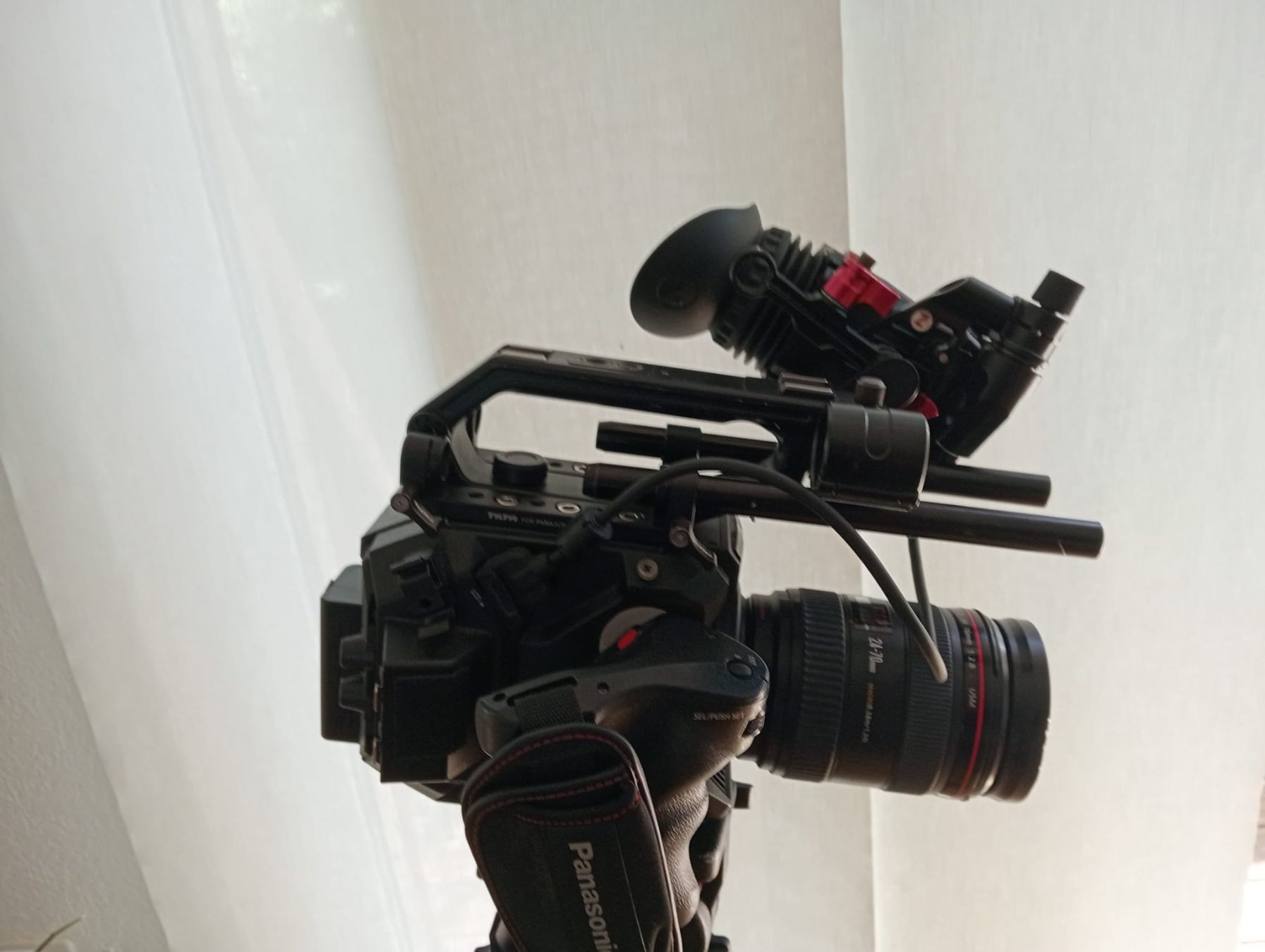 Panasonic Videocamere: PANASONIC EVA1 Cinema (5.7 K)–Kit complet (DERNIÈRE CHANCE) – Usato da bösingen venduto da Bfigaro 3