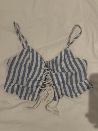 Blau-weiss gestreiftes Sommertop mit Schnürung Grösse S
