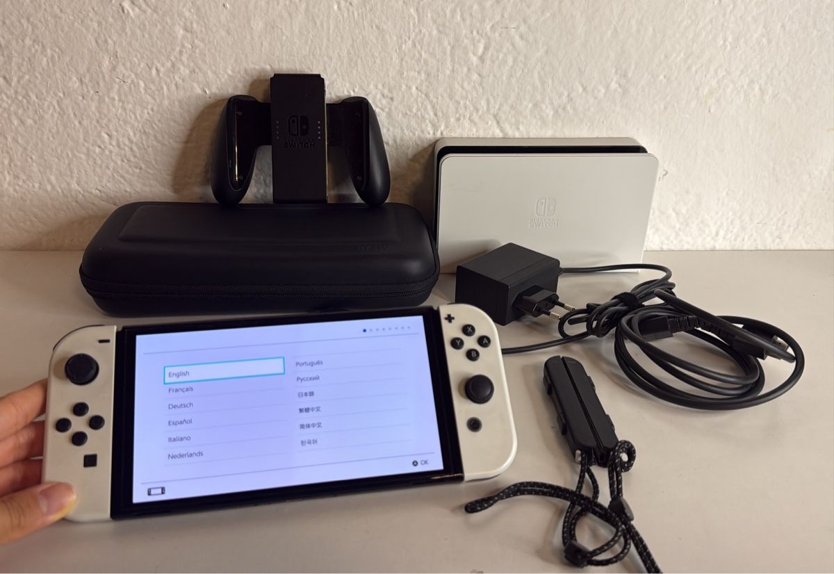 Nintendo Konsolen: Nintendo Switch OLED Console - No scratches on the screen! – Gebraucht aus Ehrendingen von bubulence