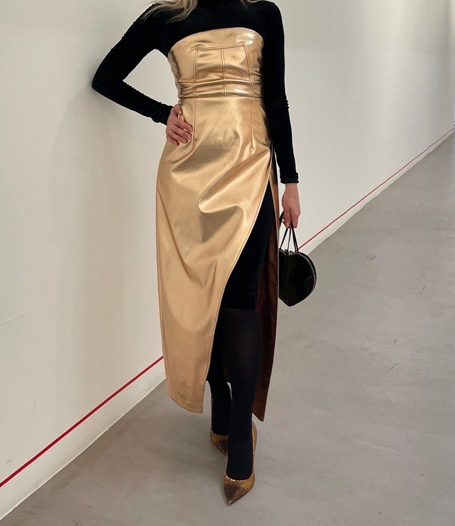 Robes: Magnifique robe en cuir – Neuf (Voir description) à Genève par Annilu