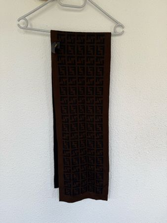 Echarpe Fendi motif marron noir avec defaut visible
