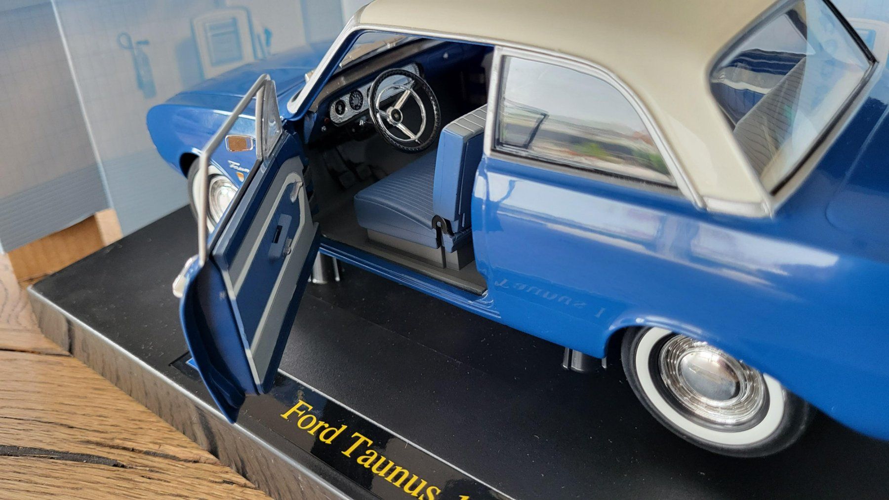 Revell Modellautos: Ford Taunus 17 M 1:18 Revell – Gebraucht aus Rothrist von Juana5 5