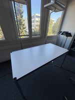 USM Haller Bürotisch weiss mit Metallgestell guter Zustand