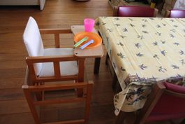 Hochsitz für Kinder umstellbar auf Tisch mit Stuhl