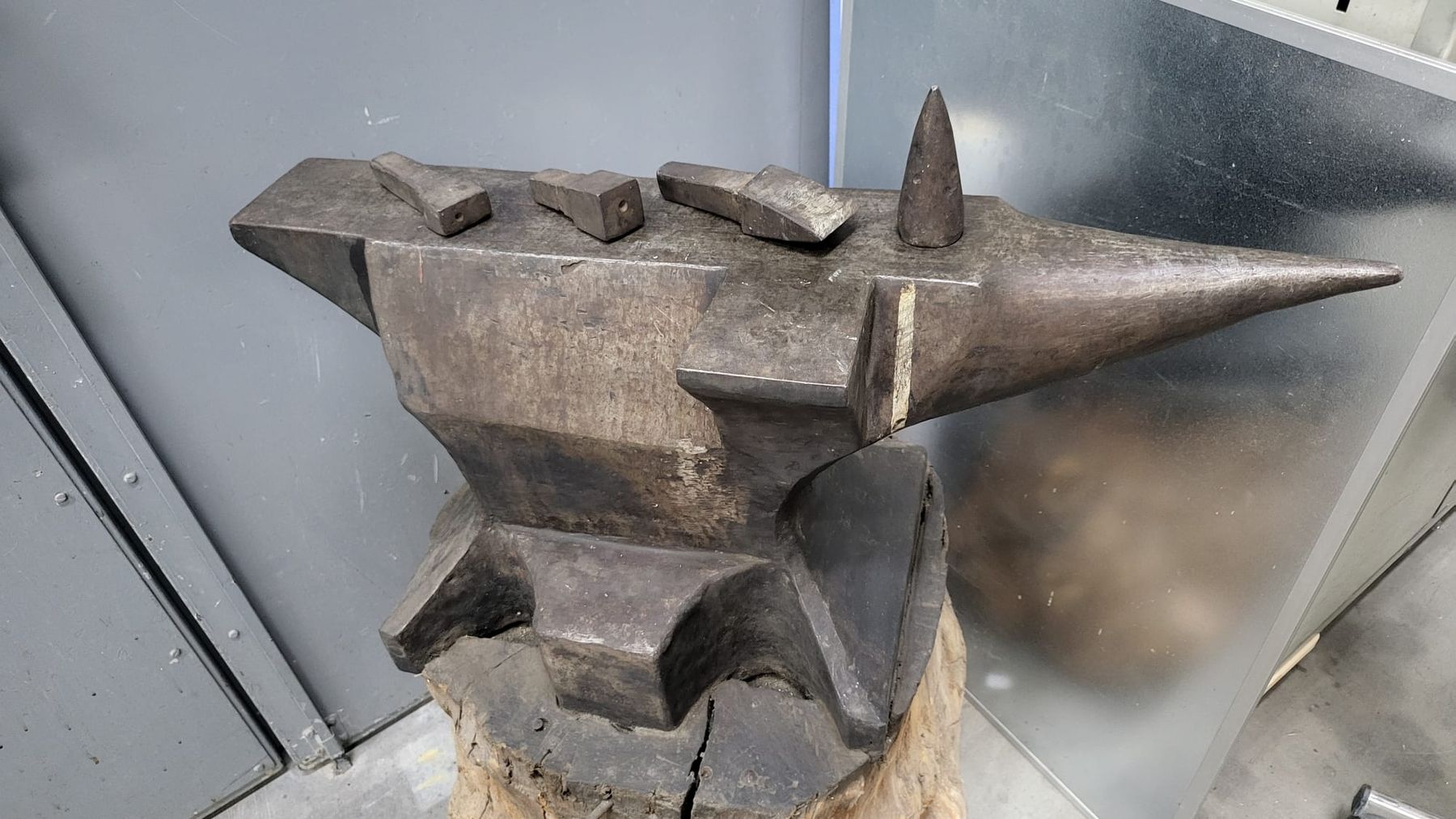 Attrezzi da lavoro: Amboss mit Holzfuss und Einsätzen – Usato da Hallwil venduto da cao_x7wb 3