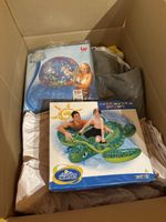 Karton voller Wasserspielzeuge, Schwimmring, Luftmatratze 
