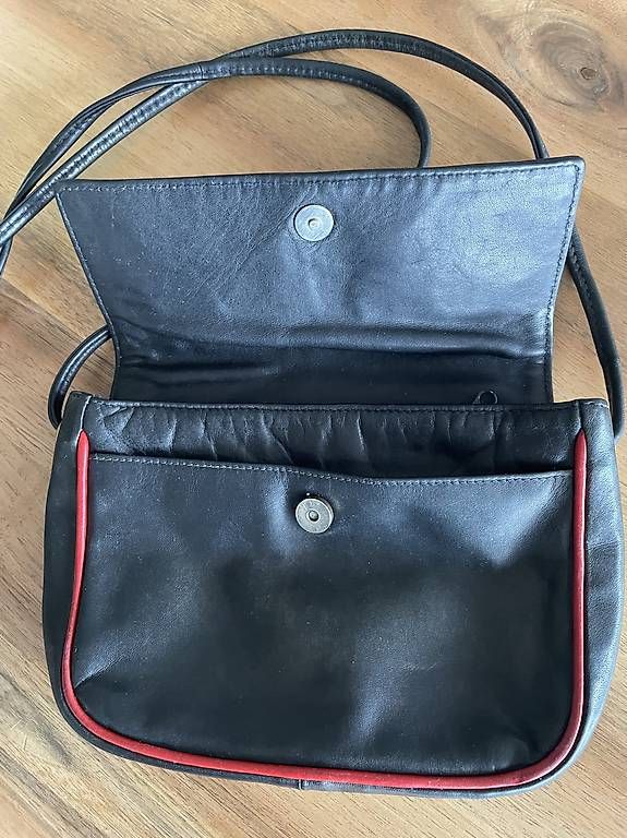Taschen für Damen: Ledertasche schwarz mit roter Kante. – Gebraucht aus Bottighofen von con_6lgw 2