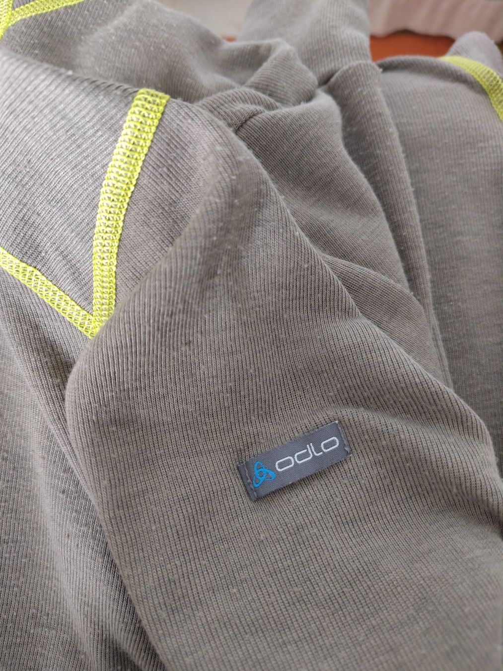 Odlo Top: Odlo Hoodie, isolant et très bon état – Nuovo (secondo la descrizione) da Biel/Bienne venduto da Creager 3