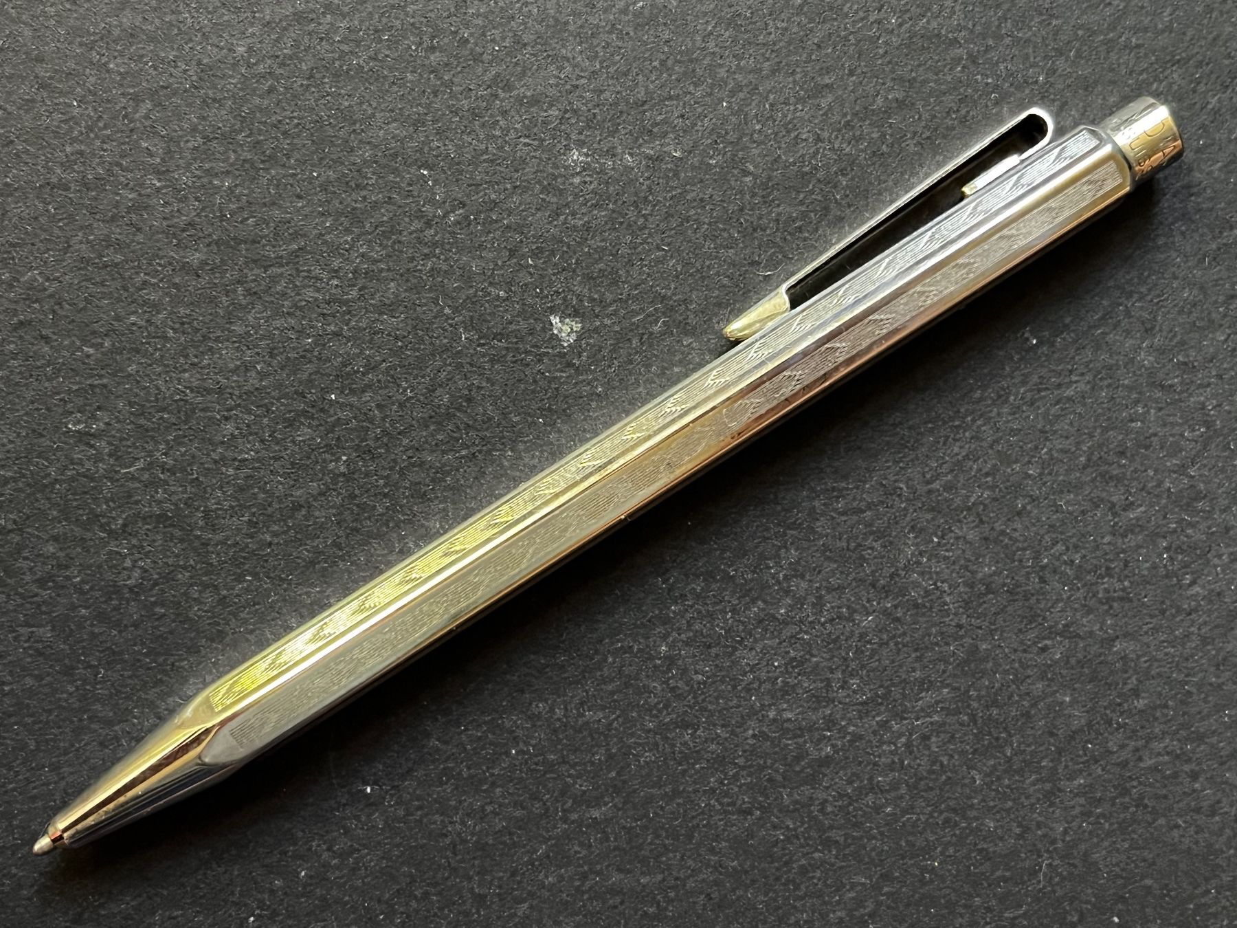 Caran D'Ache Penna & Evidenziatori: Caran d’Ache Ecridor Roller Chevron versilbert OHNE – Usato da Zürich venduto da FV.vintage