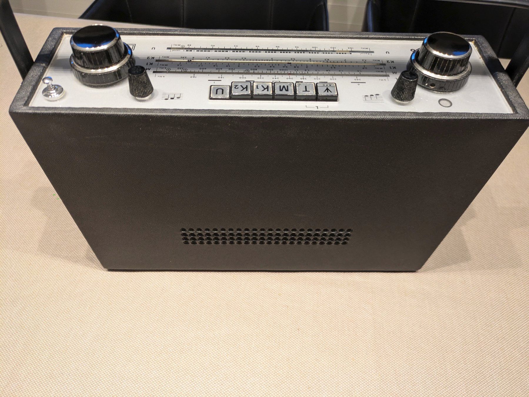 Biennophone Radios: Radio Biennophone E-606 – Gebraucht aus Widen von Thomson4 1
