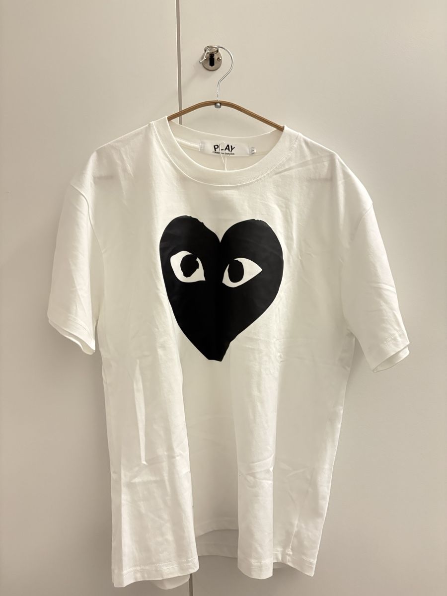 Comme Des Garcons T-shirt: Comme des Garçons T-Shirt – Nuovo e nell'imballaggio originale da Aarau venduto da FL10001 1