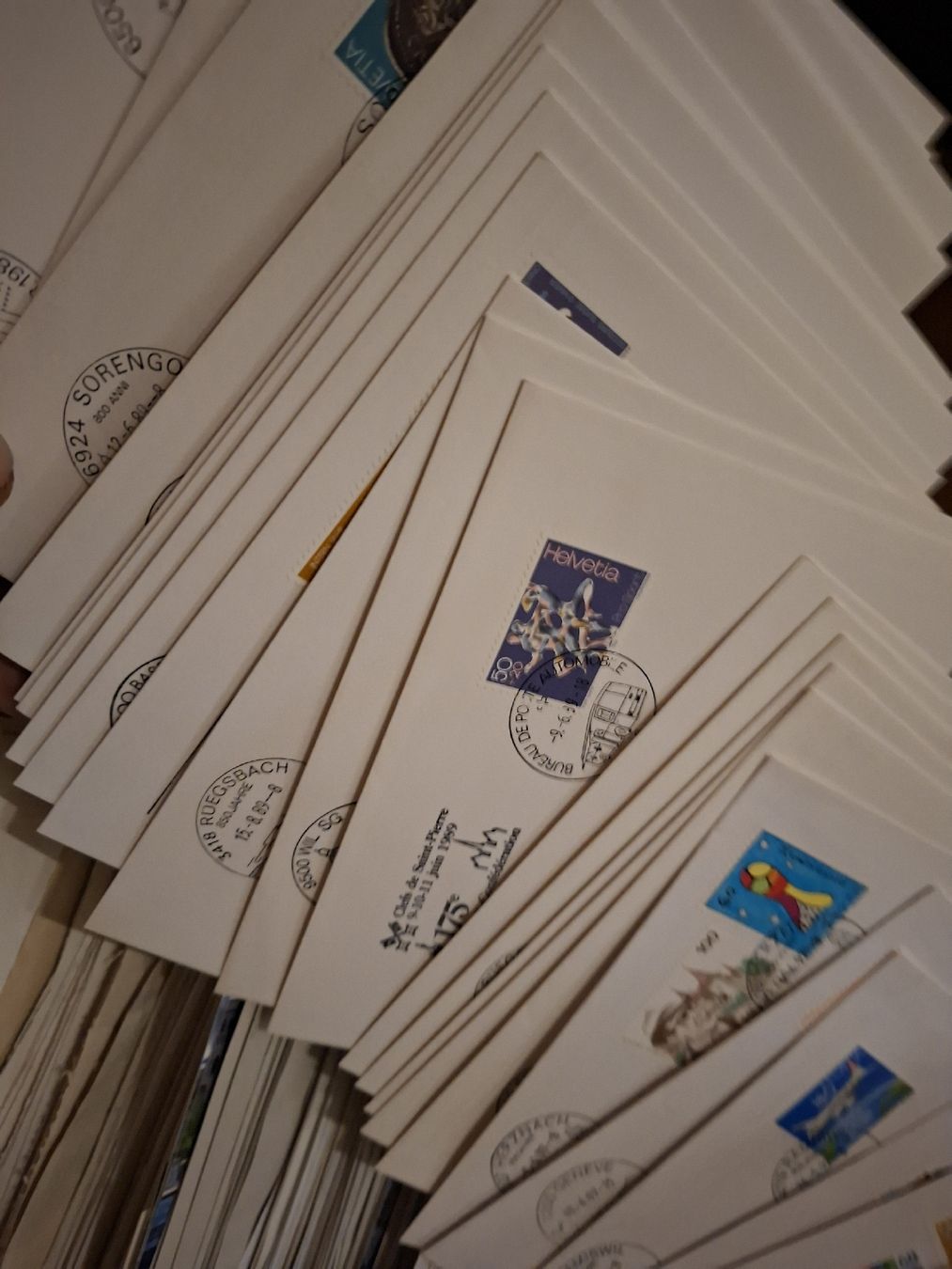 Alle Briefmarken: Schachtel voll mit Belege / Briefe eca  – Gebraucht aus Balgach von SIMEON27 6