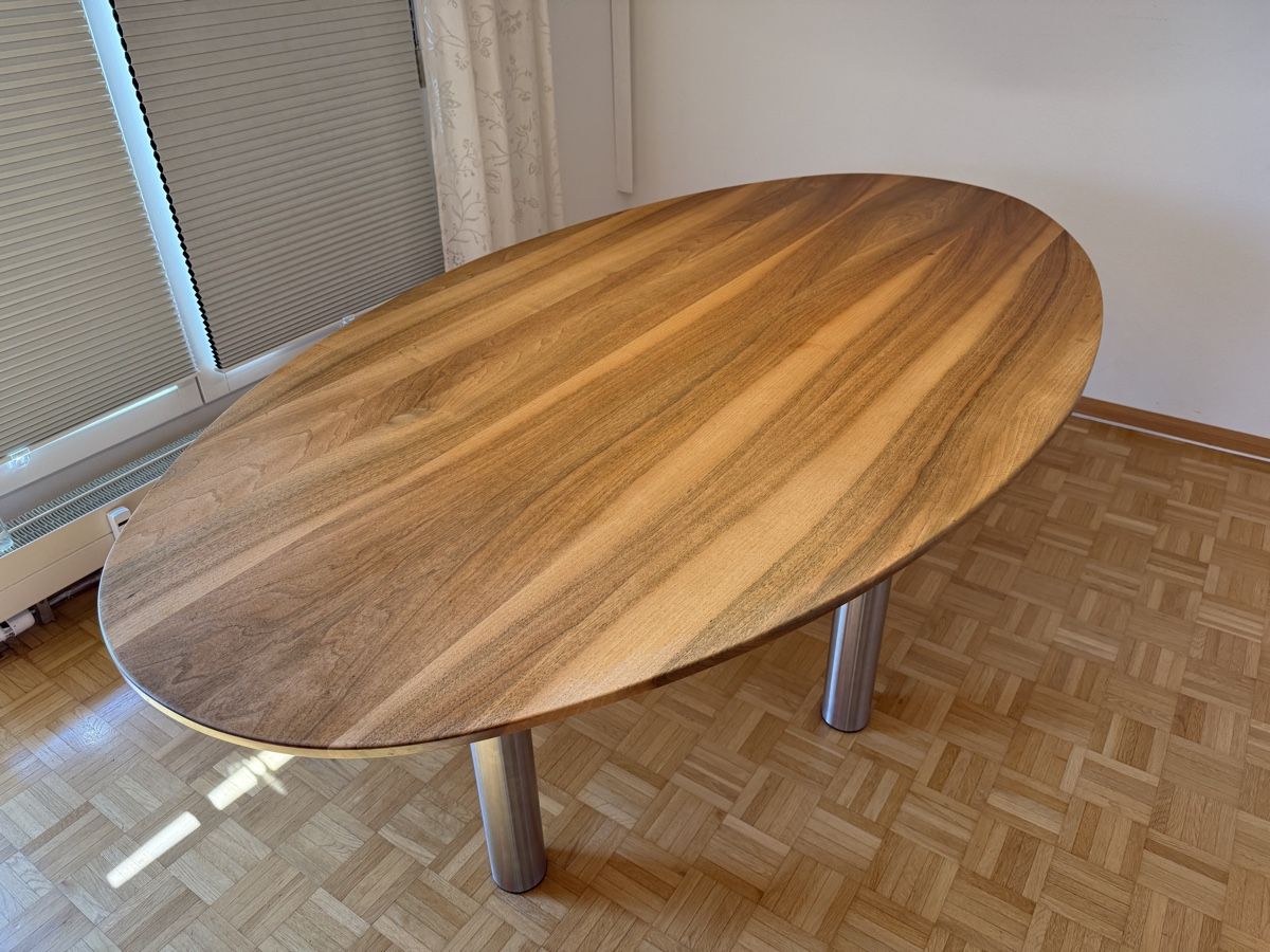 Tables: Esstisch aus Nussbaumholz, massiv – D'occasion à Birsfelden par Stadtcowboy 1