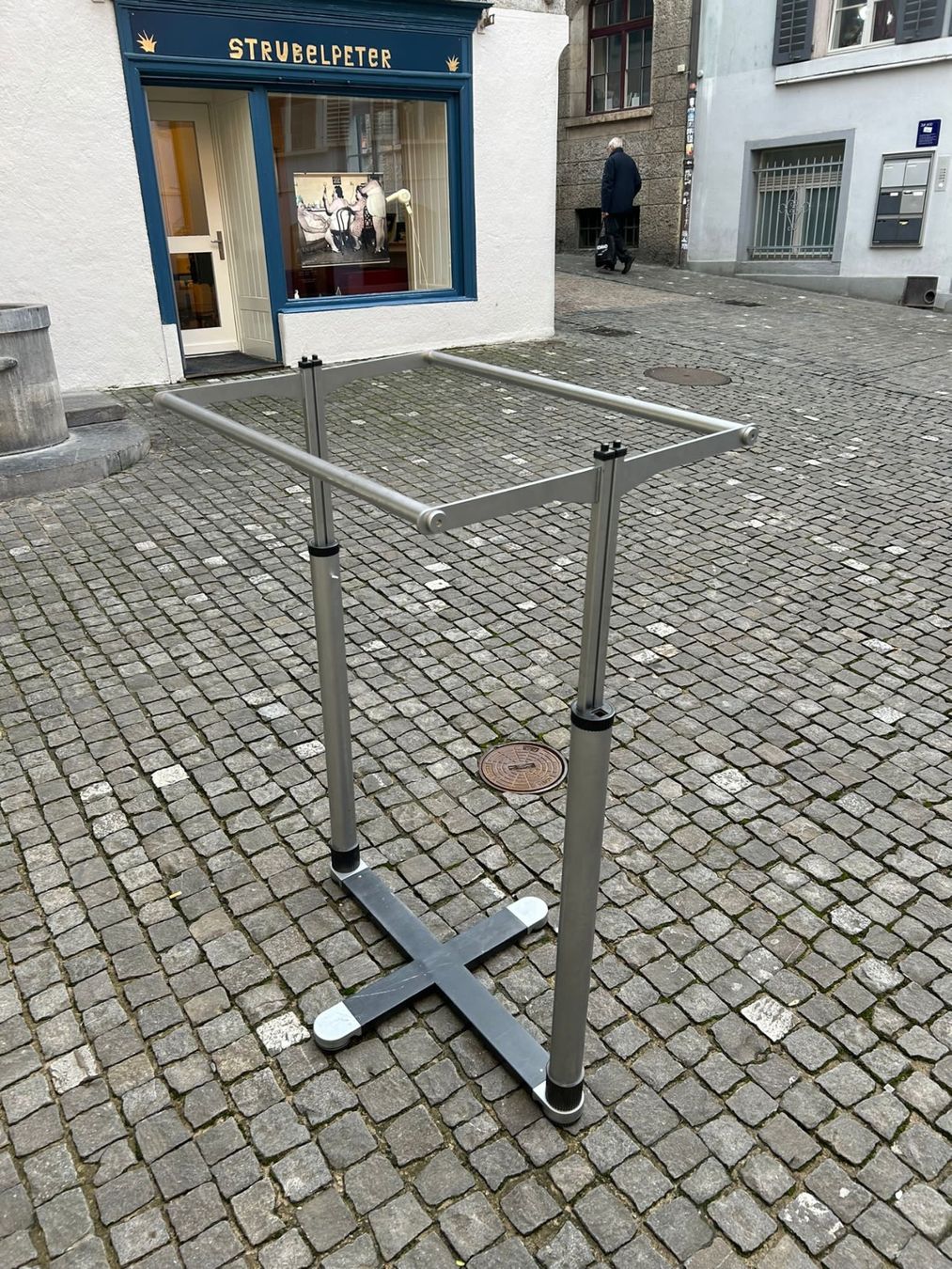 Sonstige Dekorationen & Accessoires: 1 x Doppel-Ständer für Textilen – Gebraucht aus Zürich von LIQUIDATOR.CP 4