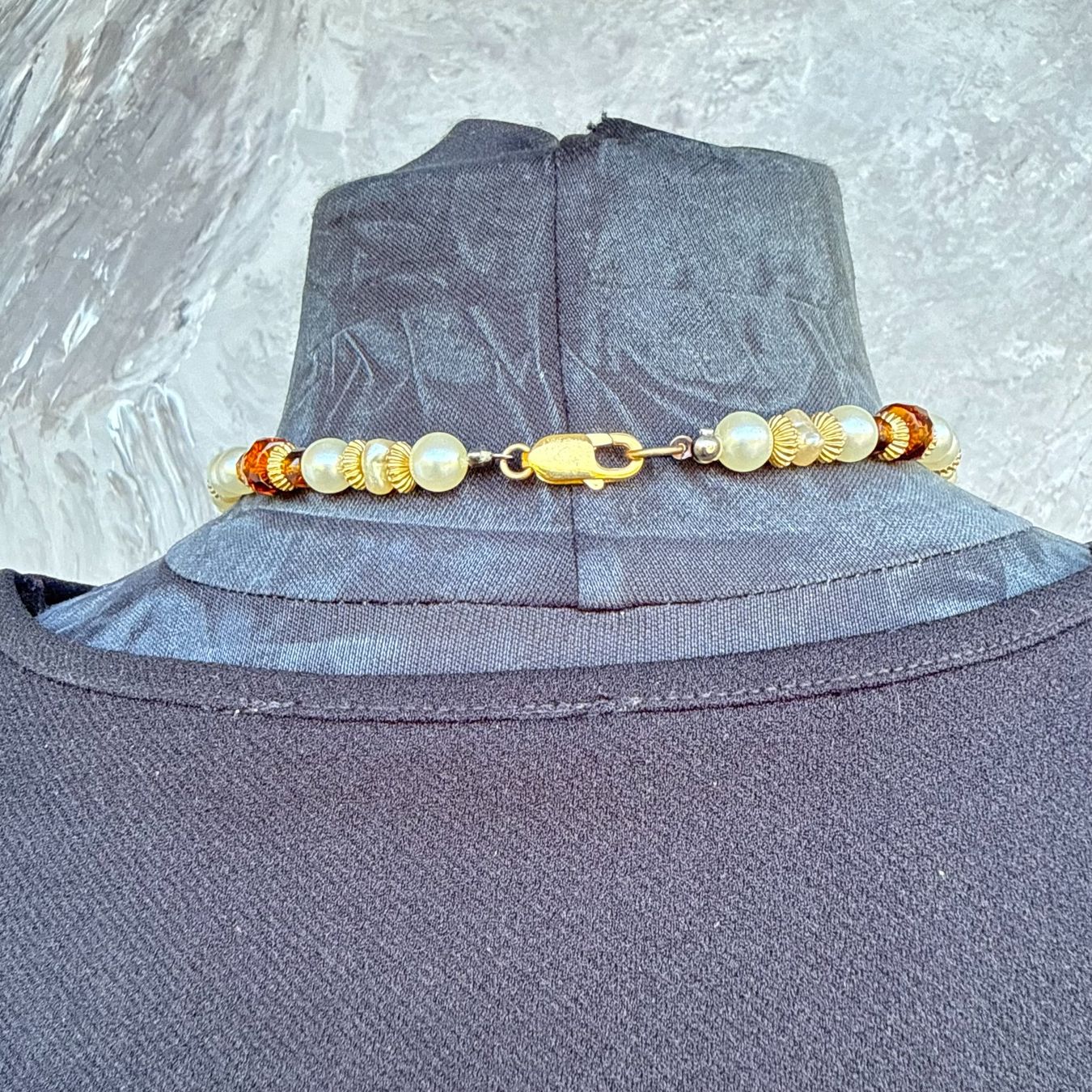 Catenine: Collier long perles blanches et perles ambrées facettées – Usato da Thônex venduto da Suisse.Shopping 2