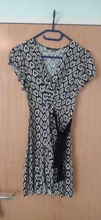 Schickes Sommerkleid mit Kartenmuster Gr. 40 neuwertig 50...