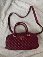 Schicke GUESS Handtasche, bordeauxrot, neuwertigTop zustand