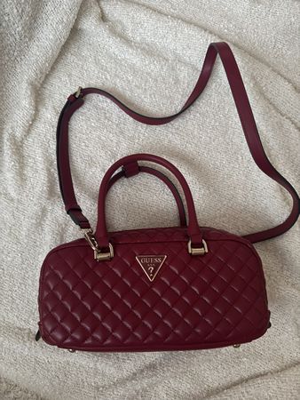 Schicke GUESS Handtasche, bordeauxrot, neuwertigTop zustand