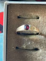Vintage Goldring mit rotem Stein verziert Top Zustand