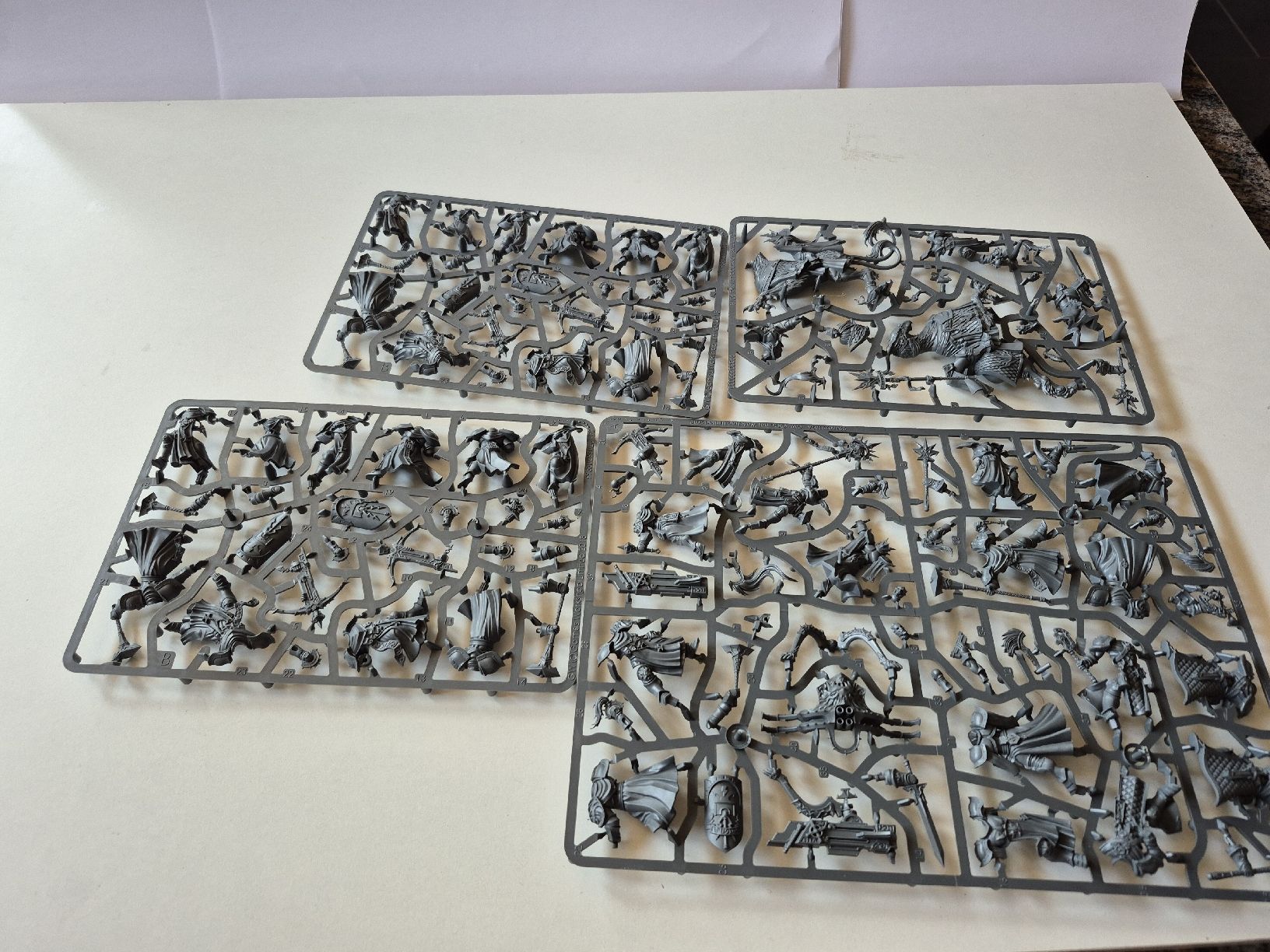 Kits de montage: warhammer soulwars Stormcast teil  – D'occasion à Urnäsch par Ikit.claw 1