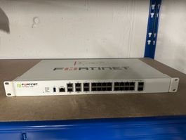 1xFortinet FortiGate 100E Firewall (FG-100E) mit Rackwinkeln
