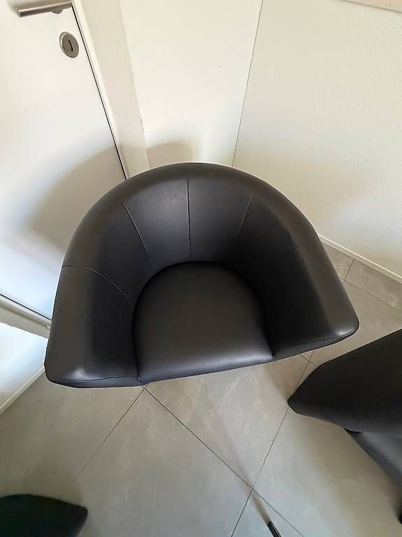 Set di tavolo e panche: 3 neuwertige schwarze Sessel mit moderner Coutschtisch – Usato da Embrach venduto da ber_8fgp 2