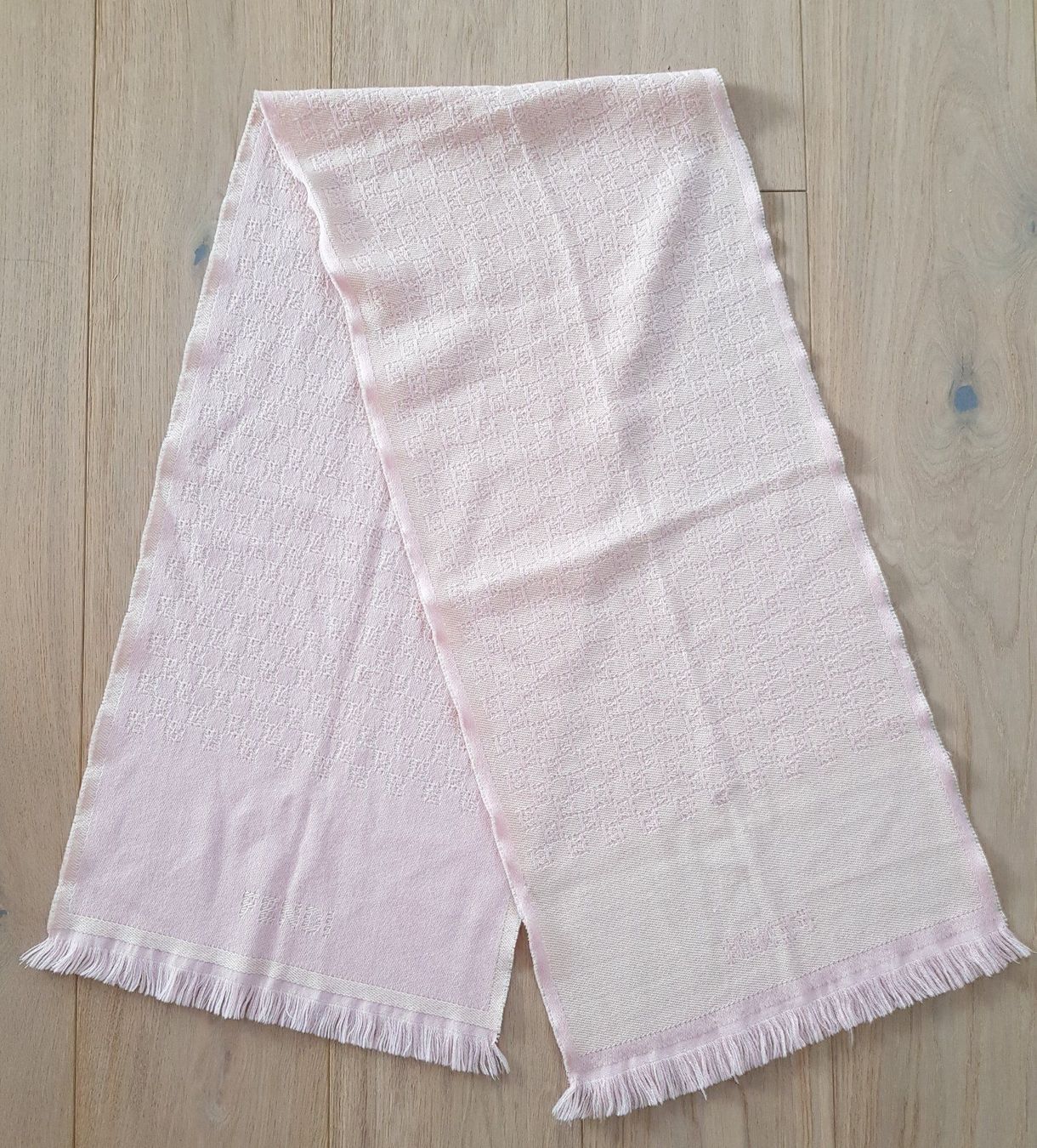 Foulard & Sciarpe: Originaler Fendi Schal – Nuovo e nell'imballaggio originale da St. Erhard venduto da Saskia0