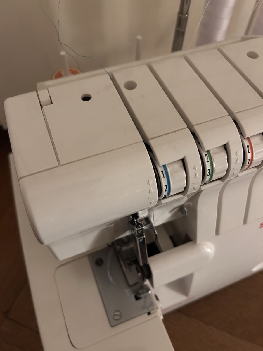Singer Macchine da cucire: Overlockmaschine Singer Differential Feed weiss gebraucht – Usato da Zürich venduto da lau_6l7j 1