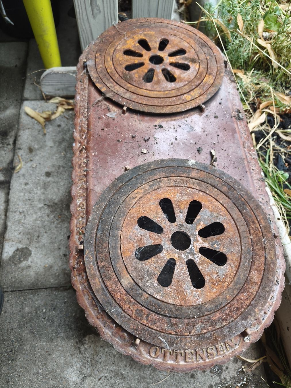 Altri mobili d'antiquariato: Antiker Kochherd Gusseisen 2 Platten – Usato da St. Gallen venduto da fil16 3