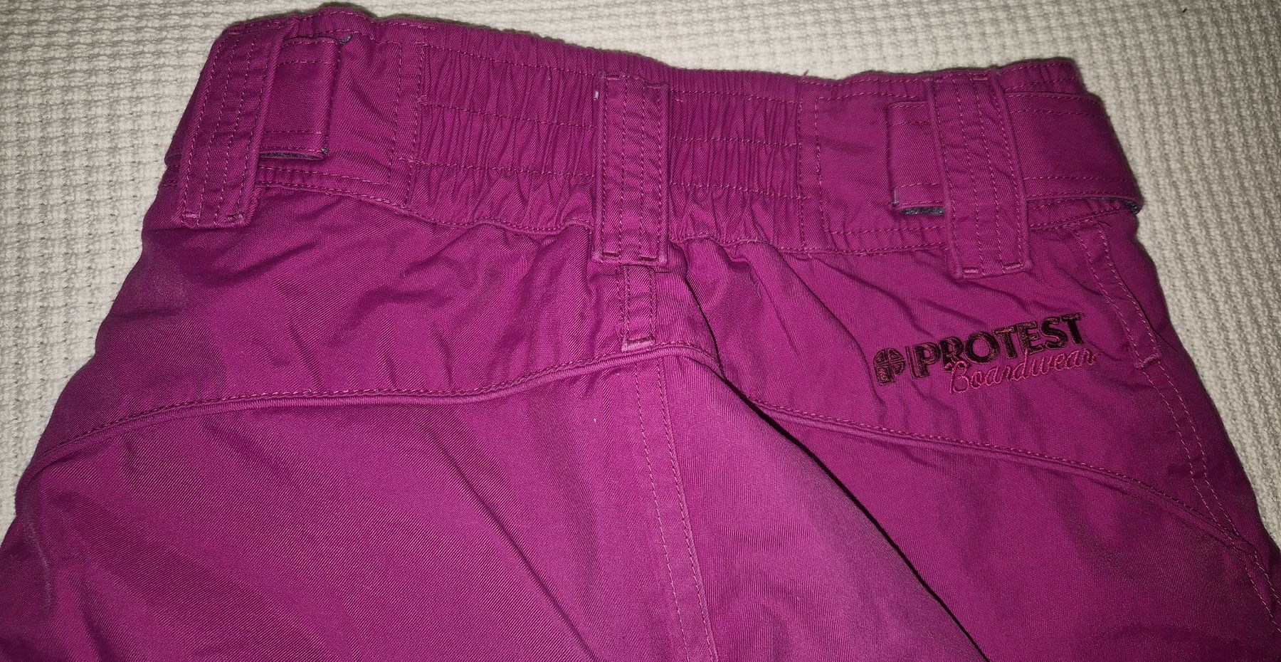 Sci: Pantalon de ski Protest violet taille 128 usagé – Usato da Le Locle venduto da Arya4 4