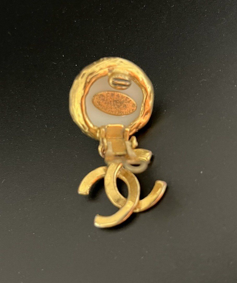 Chanel Boucles d'oreille: Chanel Ohrclips perlmutt – D'occasion à Wettswil par PeterVoArosa 1