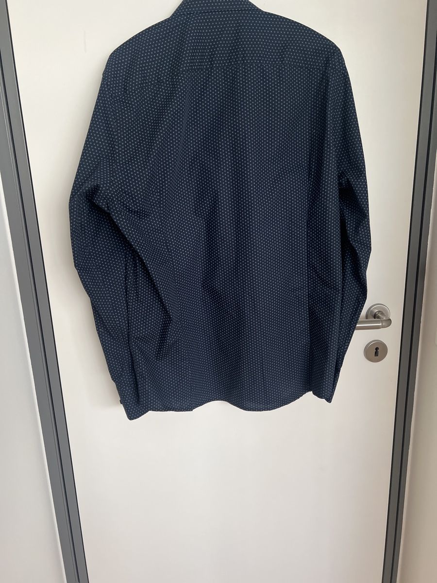 Hemden: Elegantes Herrenhemd, Grösse L, Dunkelblau mit Muster – Neu (gemäss Beschreibung) aus Biel/Bienne von RO19 2