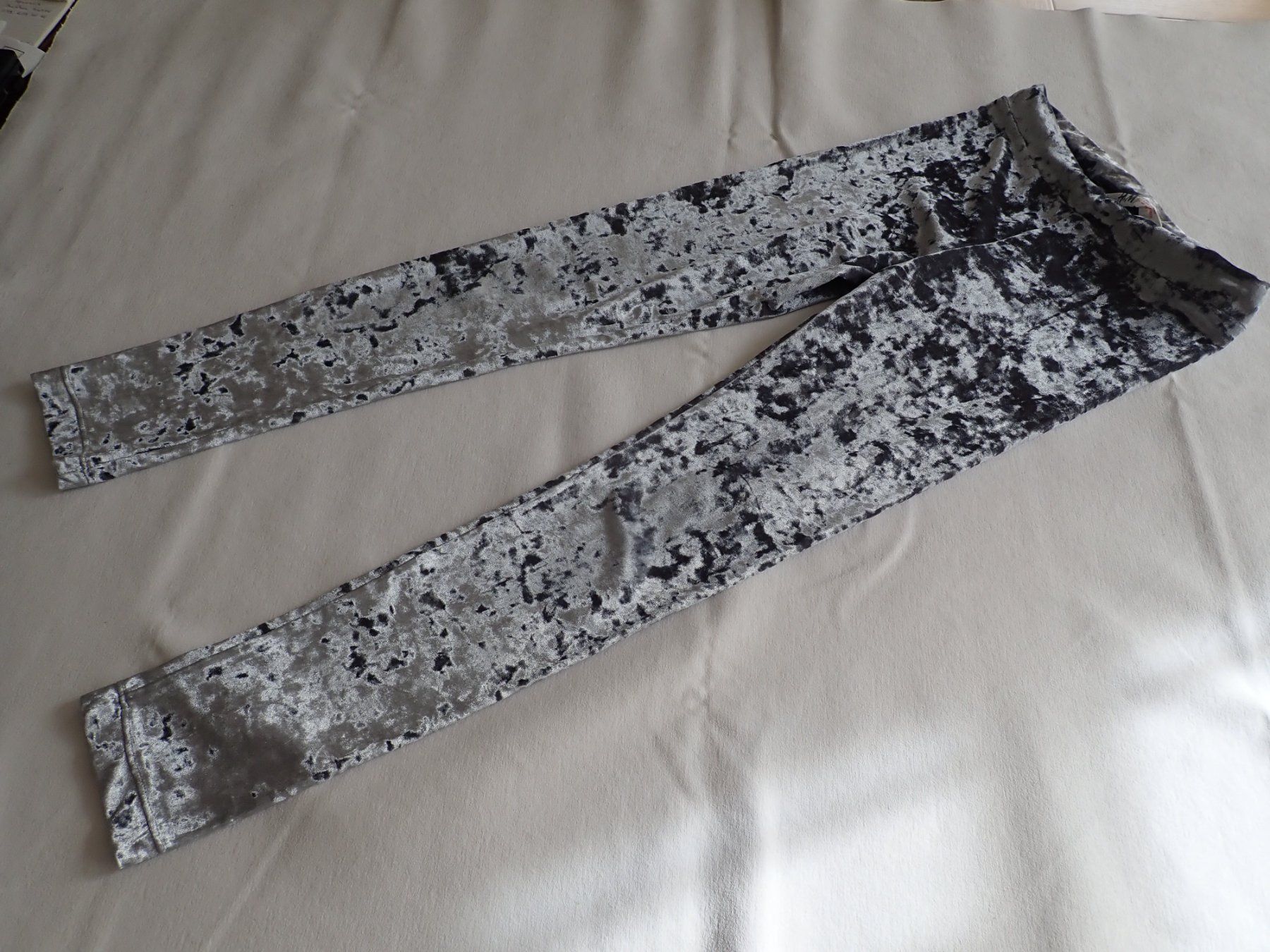 H&M Collant & Leggings: Leggings argenté 140 – Nuovo (secondo la descrizione) da Petit-Lancy venduto da camping_car