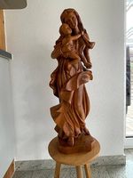 geschnitzte Madonna mit Jesuskind aus Holz