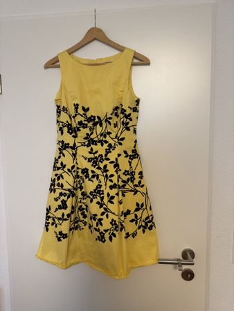 Sommerkleid gelb-schwarz geblümt Gr. M, sehr gut erhalten