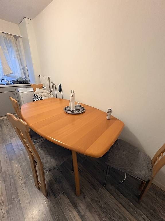Tischset: Tisch mit 4 Stühlen  – Gebraucht aus Schaffhausen von ann_q9gv 1