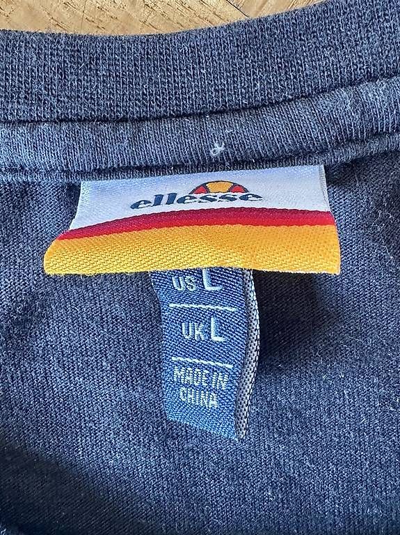 Ellesse T-shirt: Ellesse Shirt in L – Usato da Basel venduto da thmnn 2
