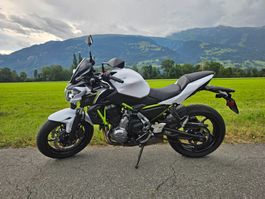 Kawasaki Z650 mit Transportboxen