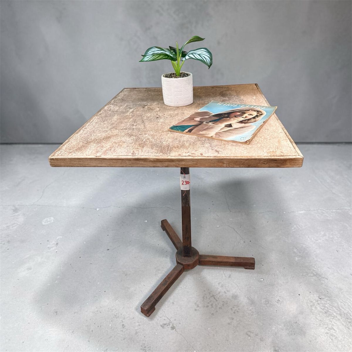 Tische: Bistrotisch mit Gussfuss – Gebraucht aus Dagmersellen von casatualiq