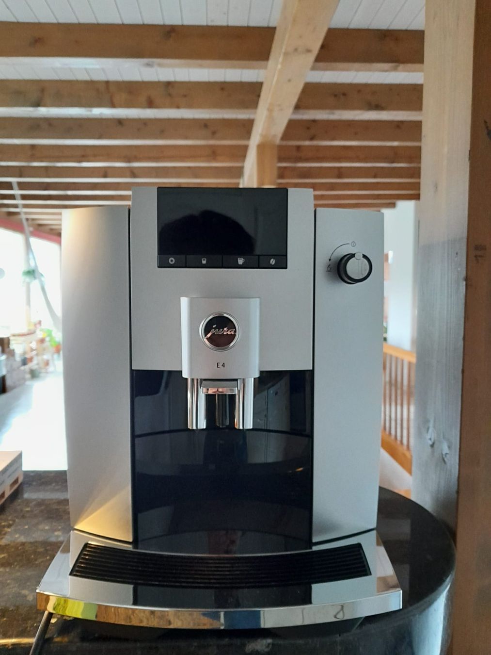 Jura Kaffeemaschinen & Espressomaschinen: Jura E4 Kaffeevollautomat – Gebraucht aus Ipsach von Wildlifecolors