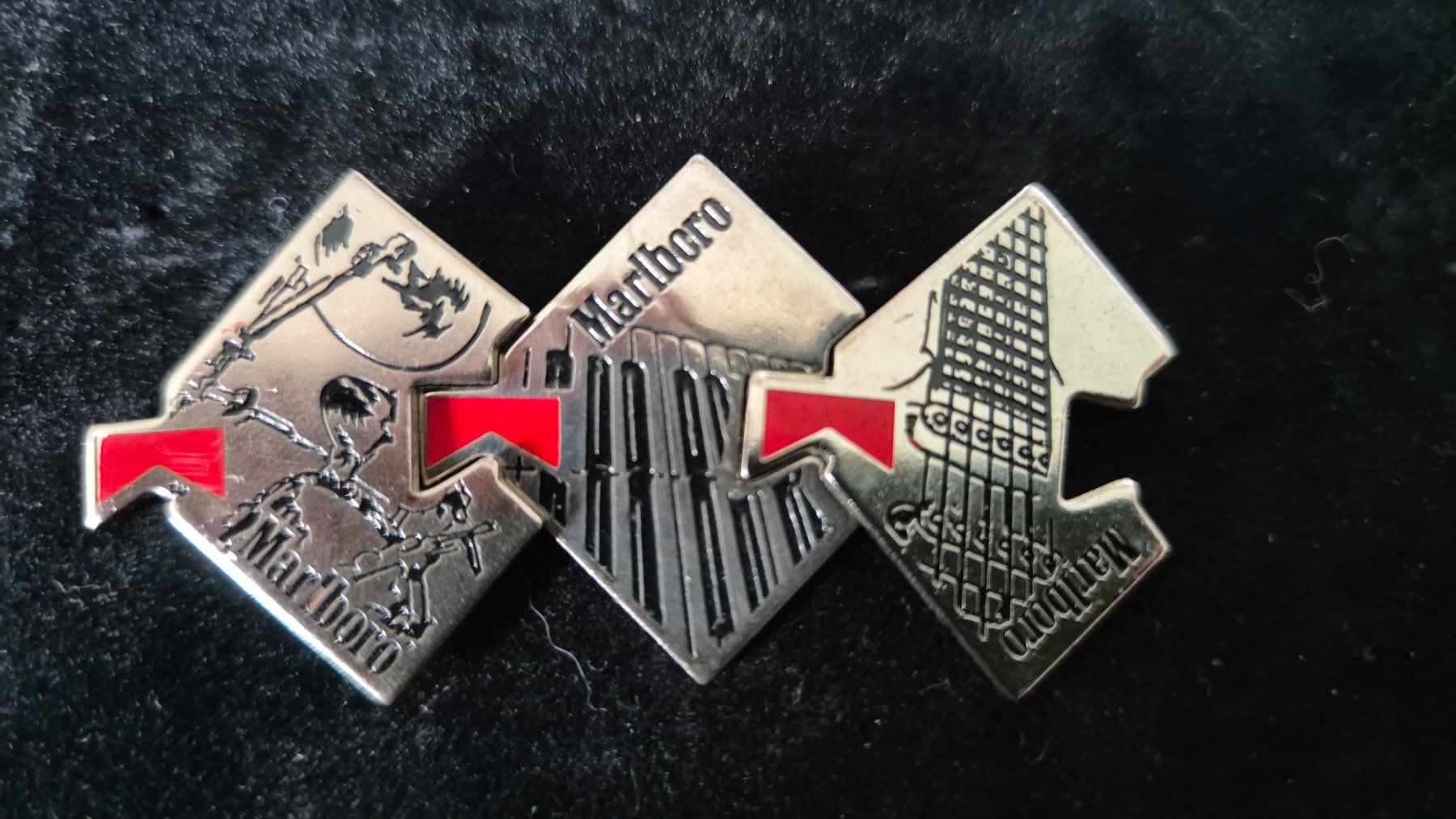 Marlboro Placchette & Badge: 3er Set   MARLBORO       -     Pin – Usato da Niederweningen venduto da Obson