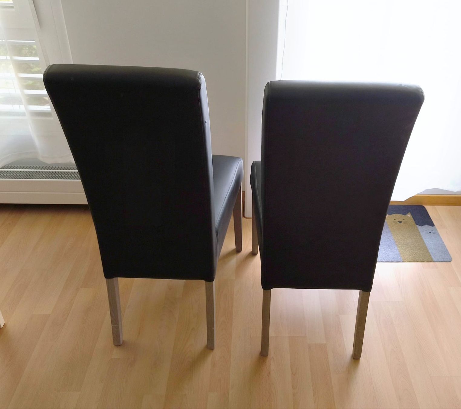 Chaises: 2x Esszimmerstühle grau Kunstleder – D'occasion à Gümligen par Anso79 2